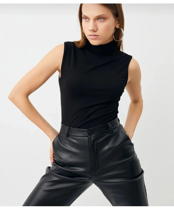 Boğazlı Yaka Kolsuz Badi - Siyah