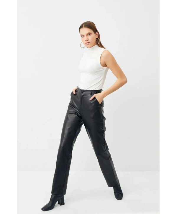 Penye Kumaş Boğazlı Badi - Beyaz