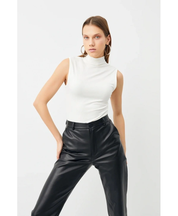 Penye Kumaş Boğazlı Badi - Beyaz