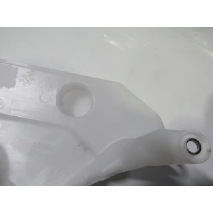 AUDI A6- 09/11; ÖN CAM SU BİDONU/DEPOSU (TW)