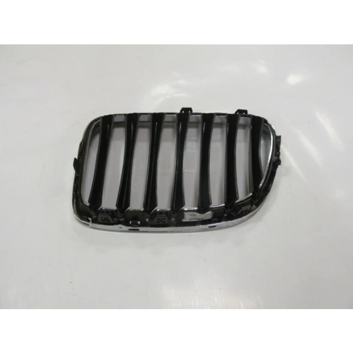 BMW X1- E84- 13/15; ÖN PANJUR SAĞ NİKELAJLI/ İÇ PETEKLERİ SİYAH