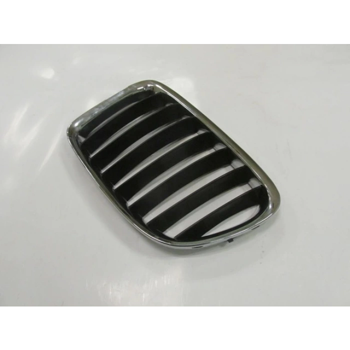 BMW X1- E84- 13/15; ÖN PANJUR SOL NİKELAJLI/ İÇ PETEKLERİ SİYAH