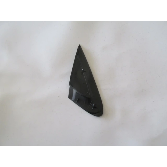 FIAT GRANDE PUNTO- 06/12; KAPI AYNA MUSKASI SOL (ÇAMURLUK ÜST ÜÇGEN PLASTİĞİ)