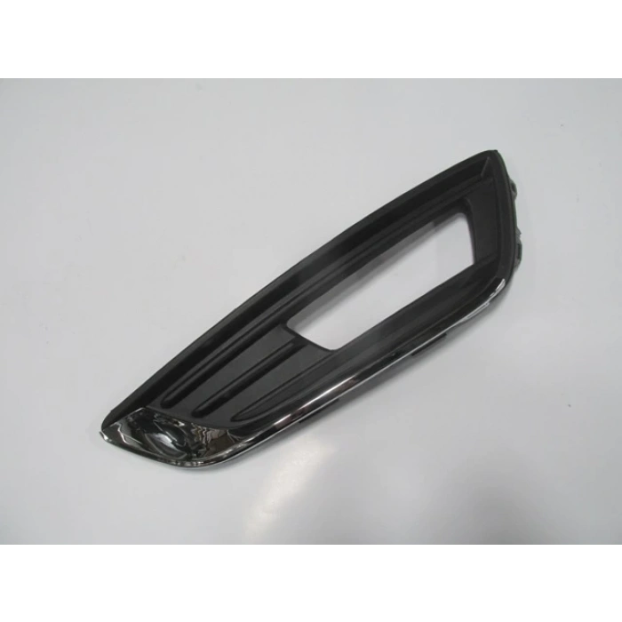 FORD FOCUS- SD/HB- 15/18; SİS LAMBA KAPAĞI SOL SİS DELİKLİ (NİKELAJ ÇITALI) (TW)