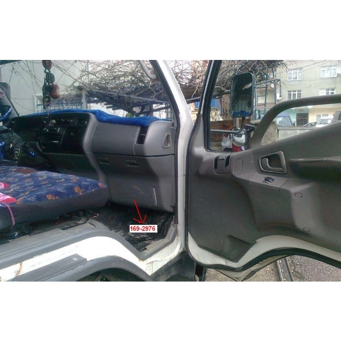 MITSUBISHI CANTER- FE515- 98/06; CAM SU BİDONU TORPİDO ALT KAPAĞI SAĞ (TW)