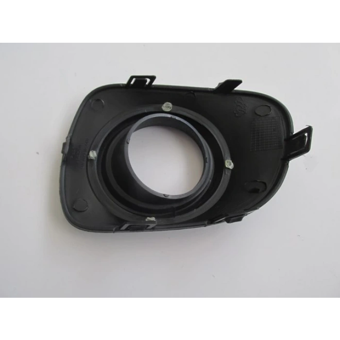 MITSUBISHI L200- PICK UP- 10/13; SİS LAMBA KAPAĞI SAĞ SİS DELİKLİ (ÜST ÇERÇEVESİ GRİ) (FPI)