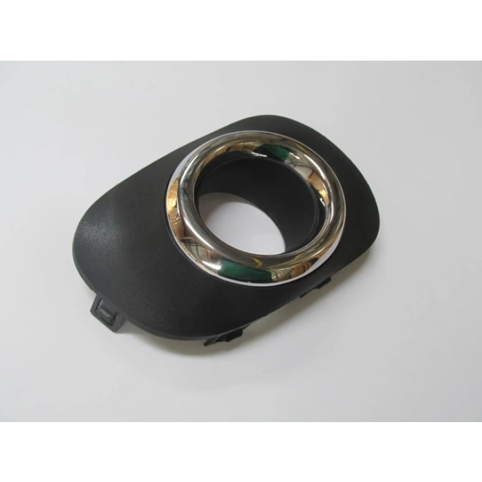 MITSUBISHI L200- PICK UP- 10/13; SİS LAMBA KAPAĞI SAĞ SİS DELİKLİ (ÜST ÇERÇEVESİ NİKELAJLI) (FPI)