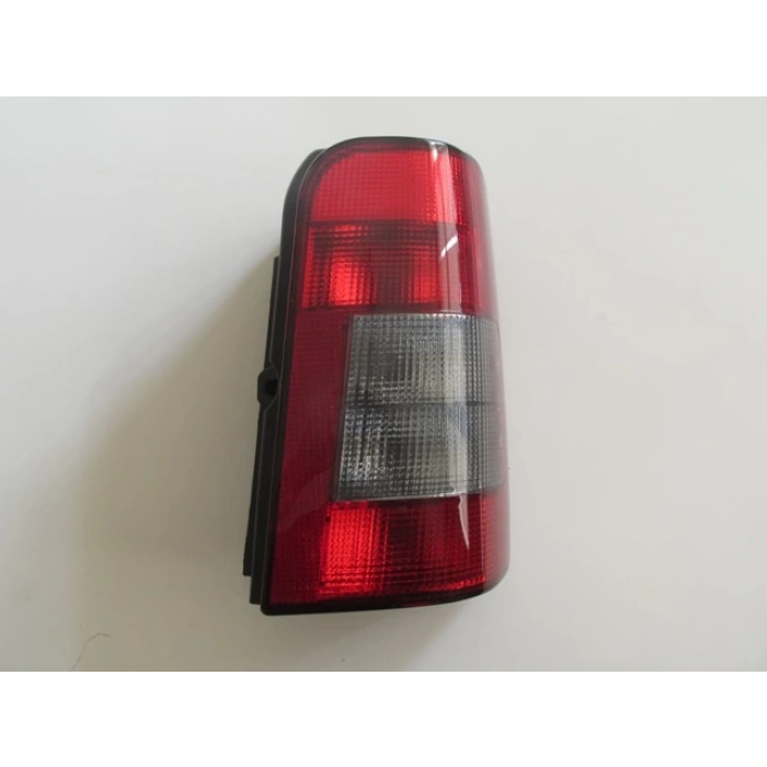 PEUGEOT PARTNER- 96/02; STOP LAMBASI SAĞ KIRMIZI/FÜME (BAGAJ KAPAĞI YUKARIYA AÇILAN TİP) (MARS)