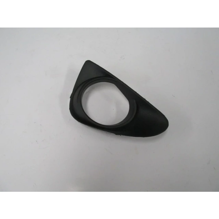 TOYOTA YARIS- 11/14; SİS LAMBA KAPAĞI SAĞ SİYAH (SİS DELİKLİ) (TYG)