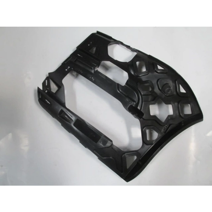 VOLKSWAGEN CADDY- 15/20; ÖN TAMPON BAĞLANTI BRAKETİ BÜYÜK SOL (YAN KULAĞA TAKILAN)(MAXI VAN)(TYG)