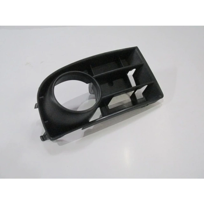 VOLKSWAGEN GOLF- 5- 04/09; SİS LAMBA KAPAĞI SAĞ SİYAH (SİS DELİKLİ) (BOYANIR TİP) (TYG)