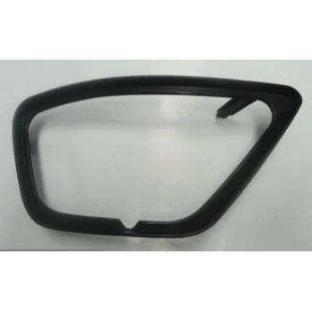 FORD FOCUS- SD/HB- 02/05; SİS LAMBA KAPAĞI SAĞ SİYAH SİS DELİKLİ