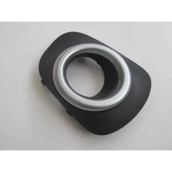 MITSUBISHI L200- PICK UP- 10/13; SİS LAMBA KAPAĞI SAĞ SİS DELİKLİ (ÜST ÇERÇEVESİ GRİ) (FPI)