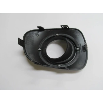 MITSUBISHI L200- PICK UP- 10/13; SİS LAMBA KAPAĞI SOL SİS DELİKLİ (ÜST ÇERÇEVESİ NİKELAJLI) (FPI)