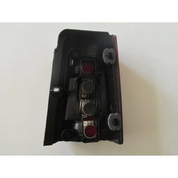 PEUGEOT PARTNER- 96/02; STOP LAMBASI SOL KIRMIZI/FÜME (BAGAJ KAPAĞI YUKARIYA AÇILAN TİP) (MARS)