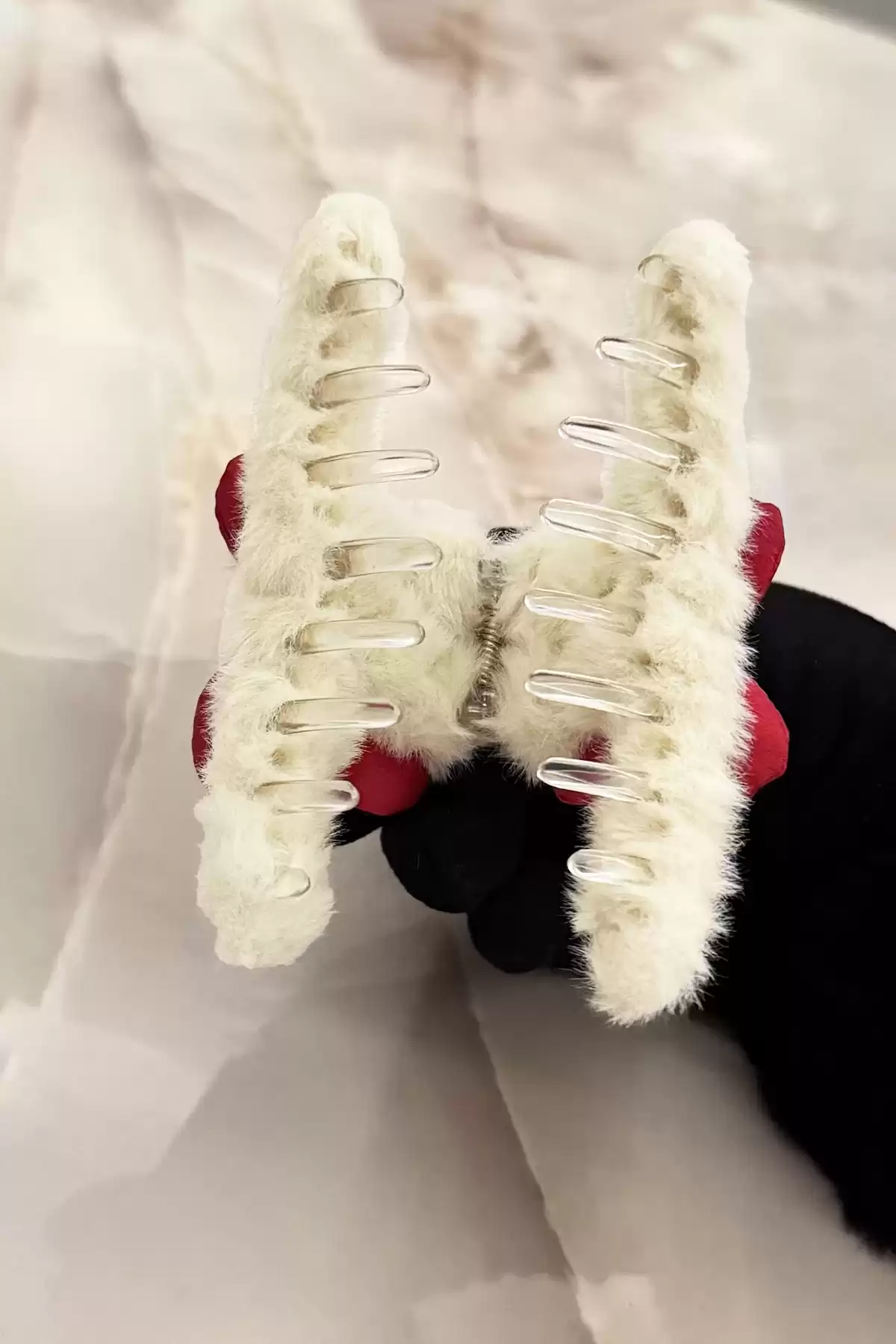 Krem Renk Fiyonklu Peluş Mandal Toka