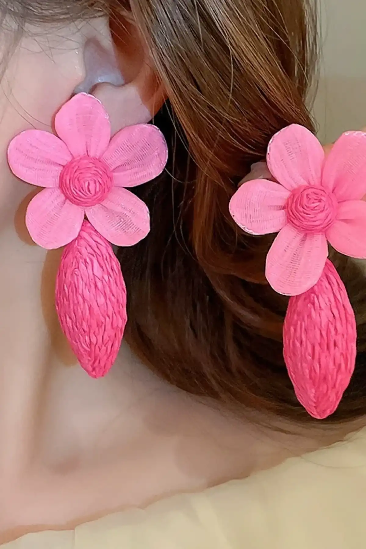 Pembe Çiçek Detaylı Bohem Rafya Küpe - Yaz Tatili Modası
