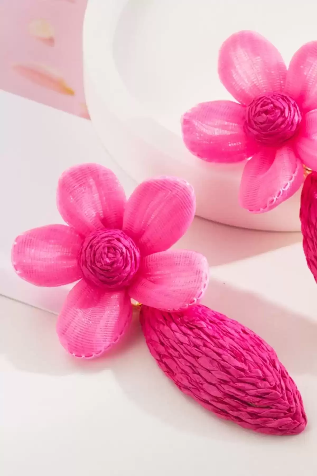 Pembe Çiçek Detaylı Bohem Rafya Küpe - Yaz Tatili Modası