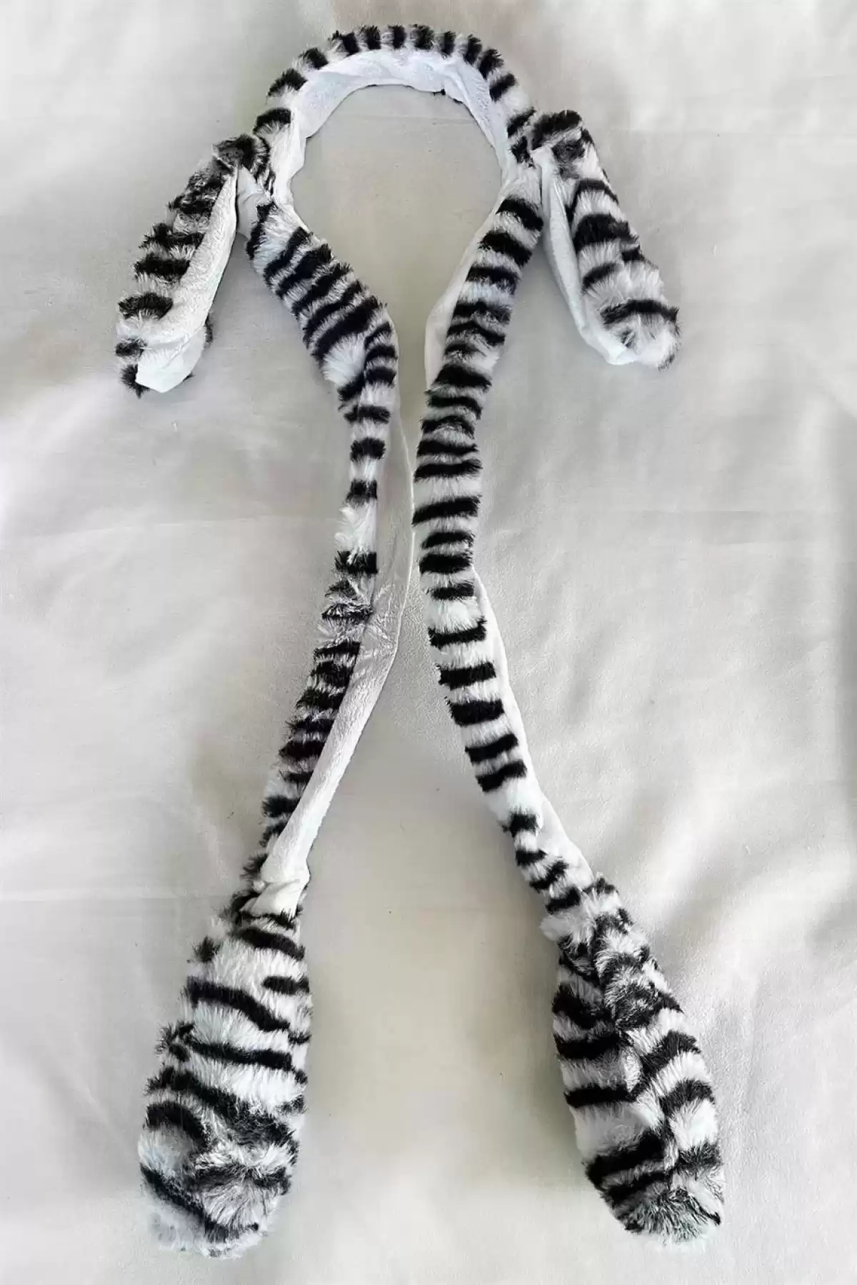 Siyah Ve Beyaz Renk Zebra Desenli Kulakları Oynayan Işıksız Taç
