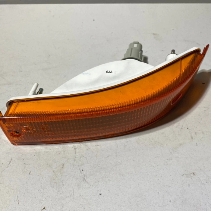 TAMPON SİNYALİ TOYOTA COROLLA 88-92 SOL AE92 / 81520-80054