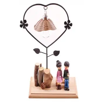 New Bankta Oturan Romantik Çift Temalı Büyük Boy Masa Lambası Biblo