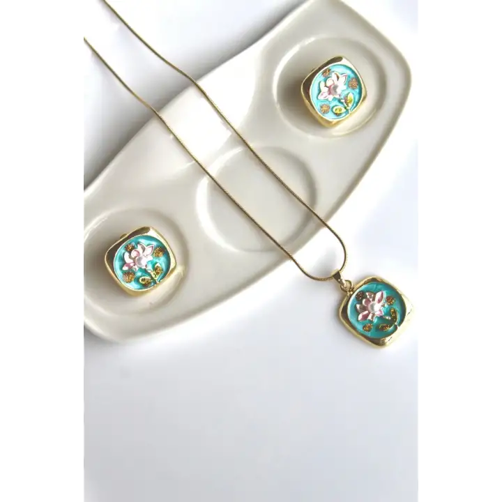 İncili Kare Pembe Lotus Çiçeği Motifli Kabartma Manzara Tasarım Kadın Çelik Küpe Gold Kararmaz