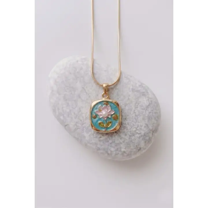 Vintage İncili Kare Pembe Lotus Çiçeği Motifli Kabartma Manzara Tasarım Kadın Çelik Kolye Kararmaz