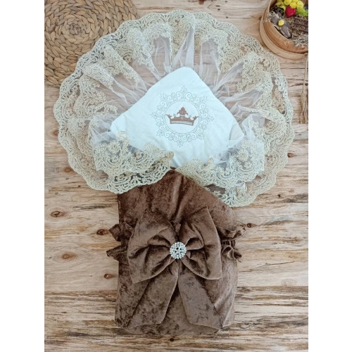 Yenidoğan Saray Kadife Taç Nakışlı İnci Fiyonklu Çift Dantel Duvak Trilüks Kundak Bebek Battaniyesi Kahverengi