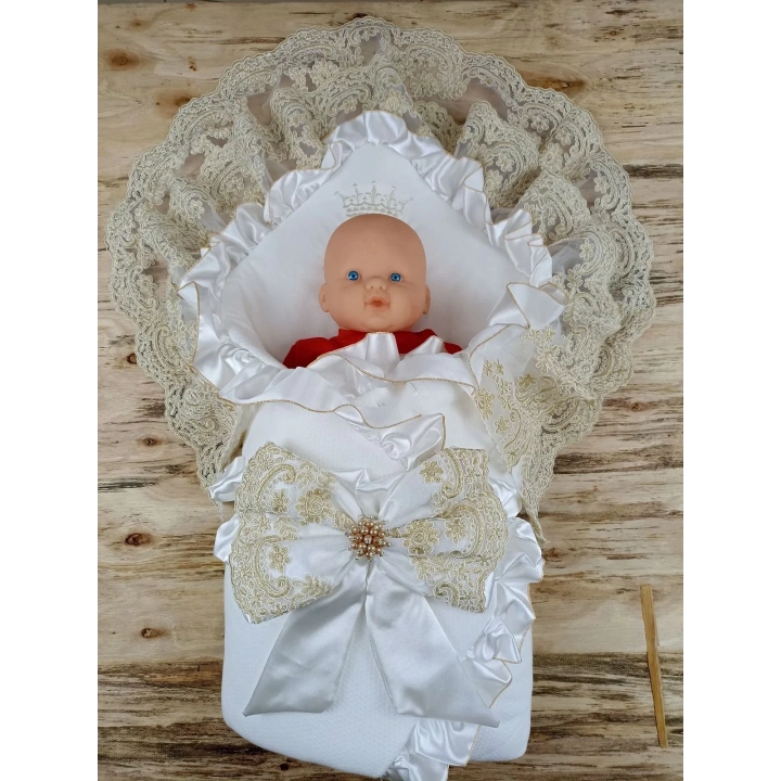 Sahra Taç Nakışlı İnci Ve Dantel Fiyonklu Çift Dantel Duvaklı Trilüks Kundak Bebek Battaniyesi Gold