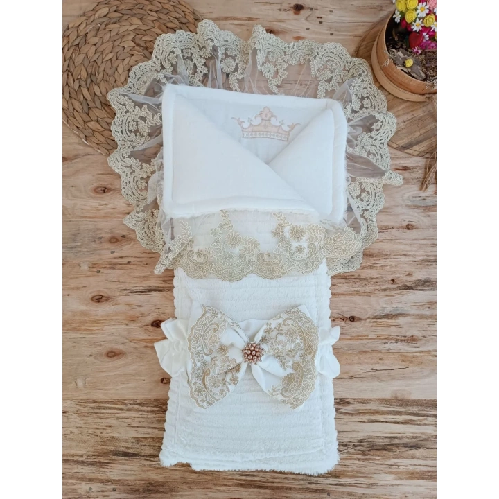 Yenidoğan Beyaz Wool Yün Kumaş Taç Nakışlı Trilüks Kundak Bebek Battaniyesi Beyaz