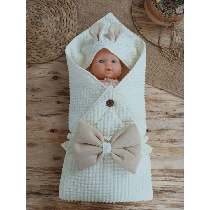 Yenidoğan Kulaklı Şapkalı Düğme Detaylı Fiyonklu Bebek Battaniyesi Kundak Krem