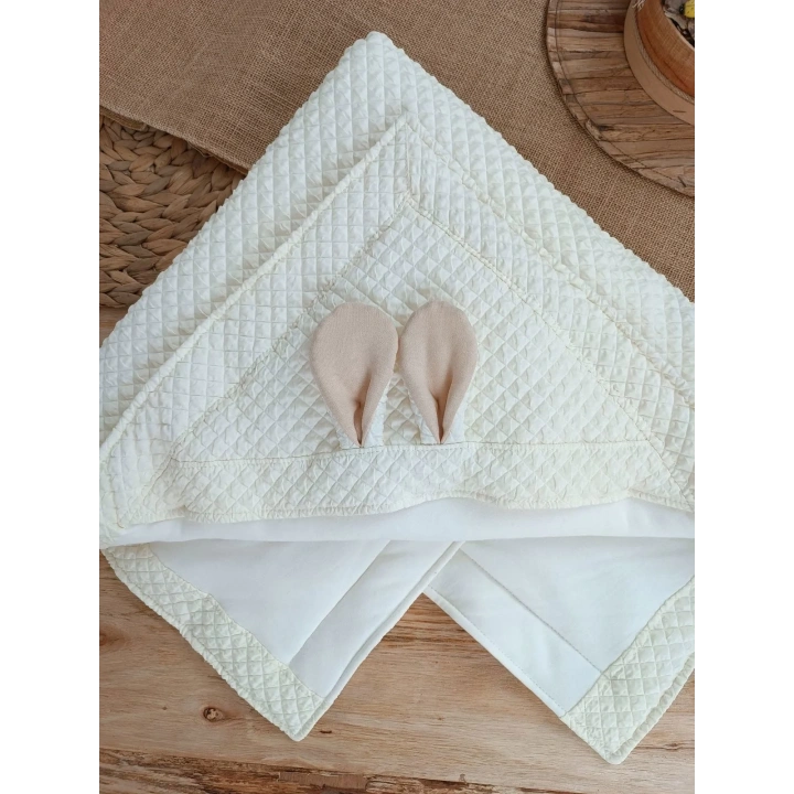 Yenidoğan Kulaklı Şapkalı Düğme Detaylı Fiyonklu Bebek Battaniyesi Kundak Krem