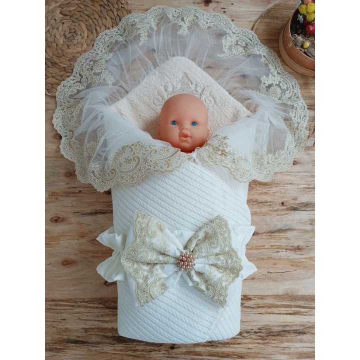 Yenidoğan Kuzulu Taç Nakış Güpürlü Fiyonklu Duvaklı Prizma Taş Unisex Kundak Bebek Battaniyesi Ekru