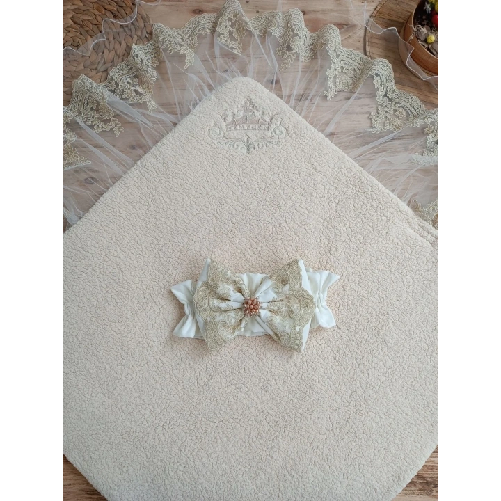 Yenidoğan Kuzulu Taç Nakış Güpürlü Fiyonklu Duvaklı Prizma Taş Unisex Kundak Bebek Battaniyesi Ekru