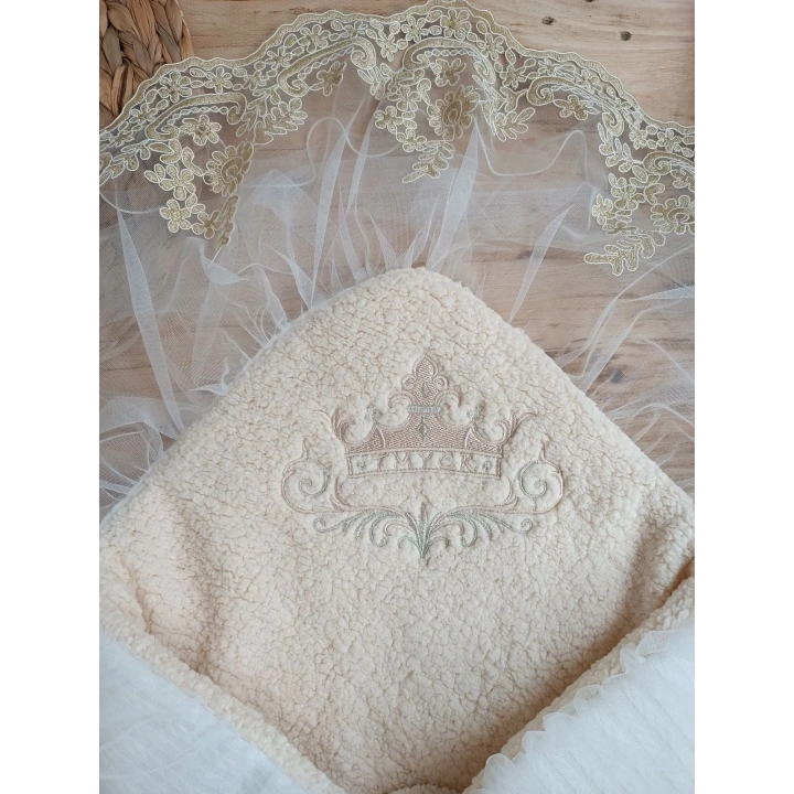 Yenidoğan Kuzulu Taç Nakış Güpürlü Fiyonklu Duvaklı Prizma Taş Unisex Kundak Bebek Battaniyesi Ekru