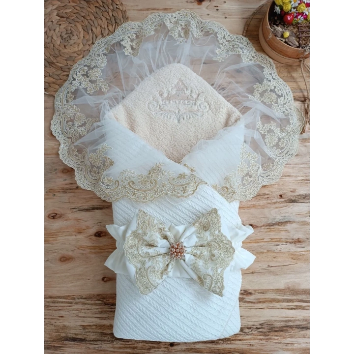 Yenidoğan Kuzulu Taç Nakış Güpürlü Fiyonklu Duvaklı Prizma Taş Unisex Kundak Bebek Battaniyesi Ekru