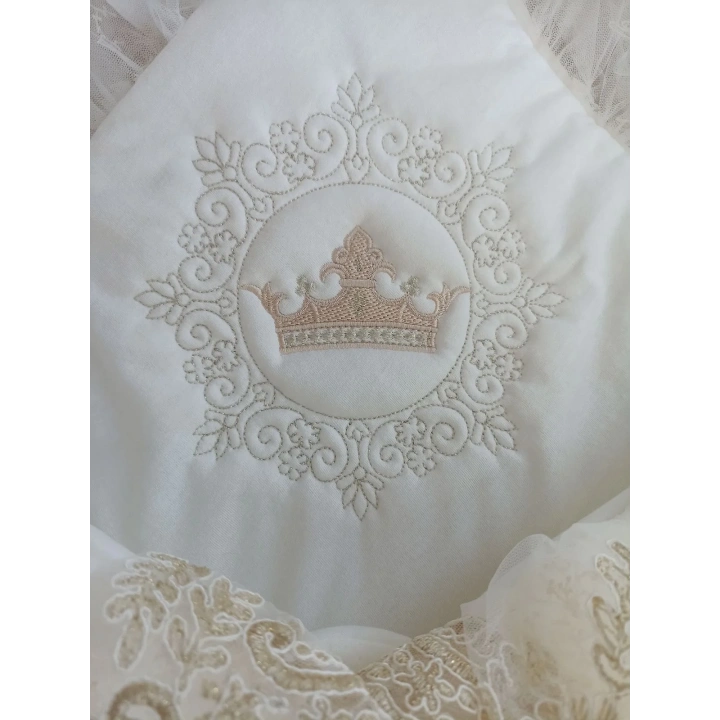 Yenidoğan Sahra Taç Nakışlı Plazma Taşlı Güpürlü Fiyonklu Duvaklı Trilüks Kundak Bebek Battaniyesi Ekru