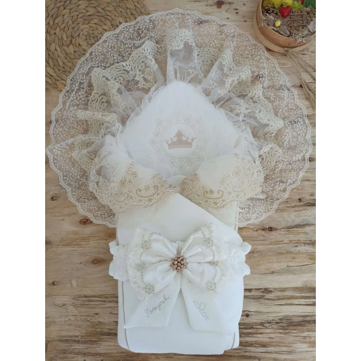 Yenidoğan Sahra Taç Nakışlı Plazma Taşlı Güpürlü Fiyonklu Duvaklı Trilüks Kundak Bebek Battaniyesi Sütlü Kahve