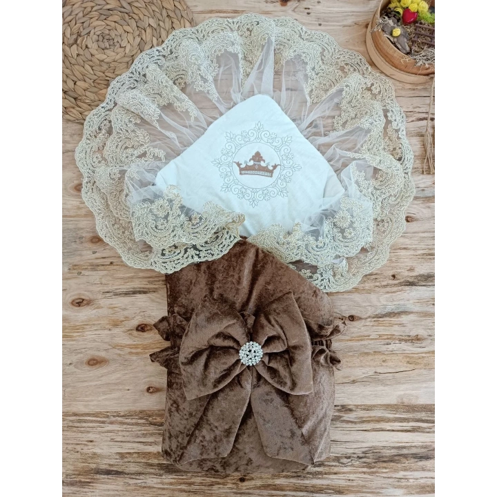 Yenidoğan Saray Kadife Taç Nakışlı İnci Fiyonklu Çift Dantel Duvak Trilüks Kundak Bebek Battaniyesi Kahverengi