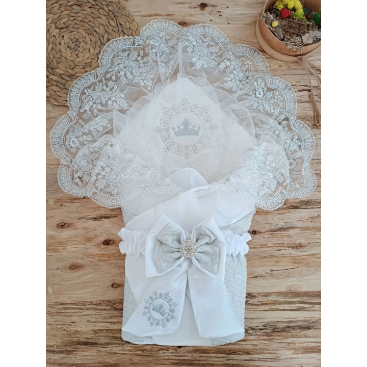 Yenidoğan Titi Taç Nakışlı Plazma Taşlı Güpürlü Çift Fiyonk Duvaklı Trilüks Kundak Bebek Battaniyesi Gümüş