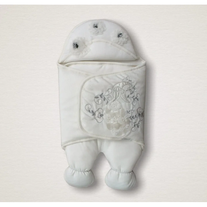 Yenidoğan Üç Çiçek Tavuskuşu Nakışlı Lüks Ayaklı Erkek Bebek Kundak Ekru