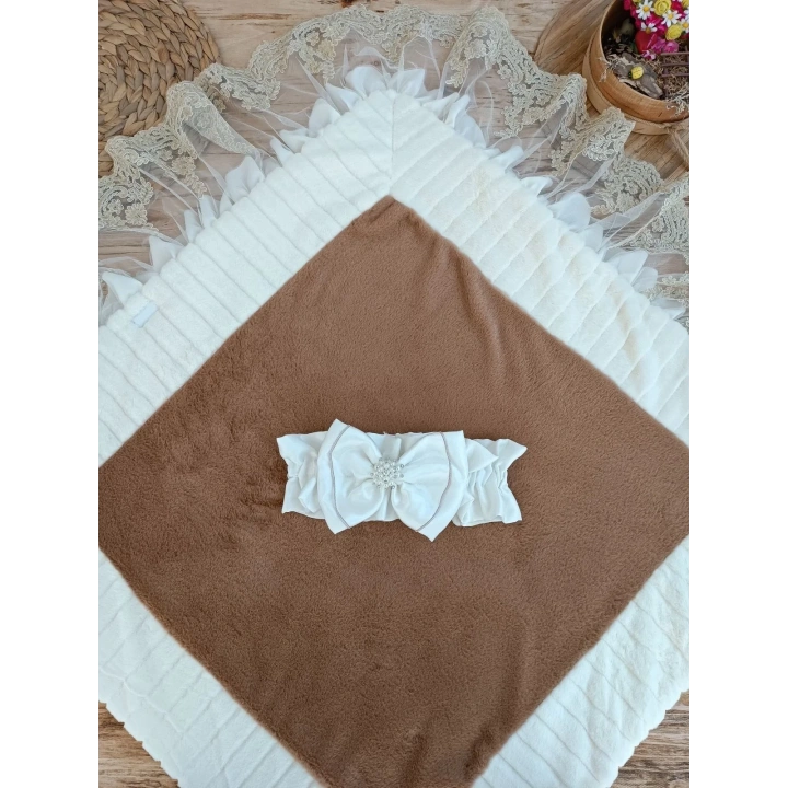 Yenidoğan Wool Yün Kumaş Taç Nakışlı Güpür Duvaklı Fiyonk Prizma Taş Unisex Kundak Bebek Battaniyesi Kahverengi