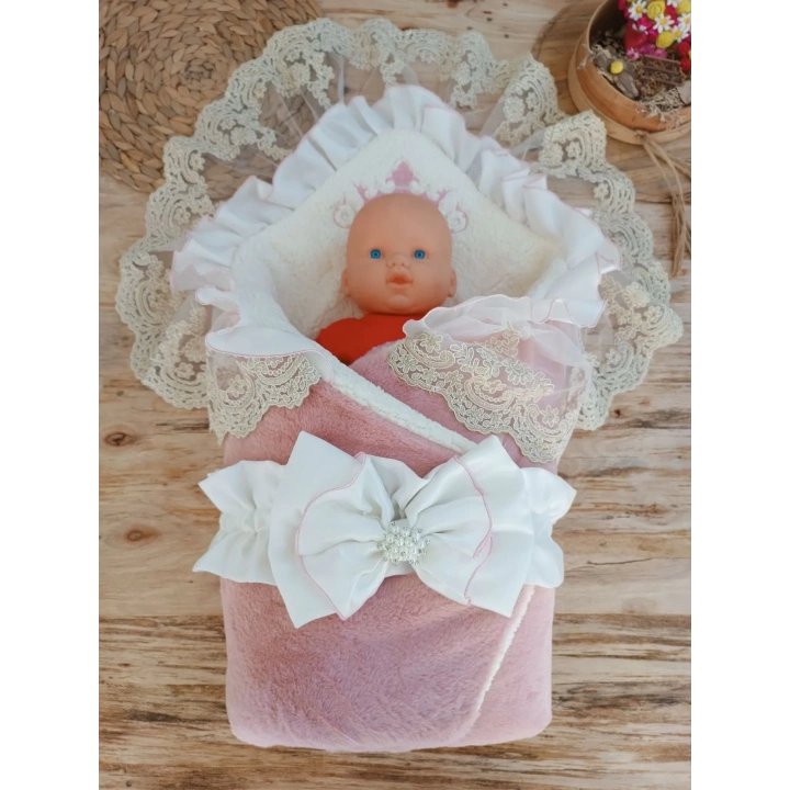 Yenidoğan Wool Yün Kumaş Taç Nakışlı Güpür Duvaklı Fiyonk Prizma Taş Unisex Kundak Bebek Battaniyesi Pembe