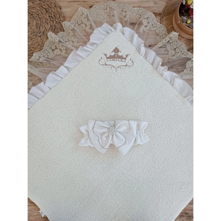 Yenidoğan Wool Yün Kumaş Taç Nakışlı Güpür Duvaklı Fiyonk Prizma Taş Unisex Kundak Bebek Battaniyesi Kahverengi