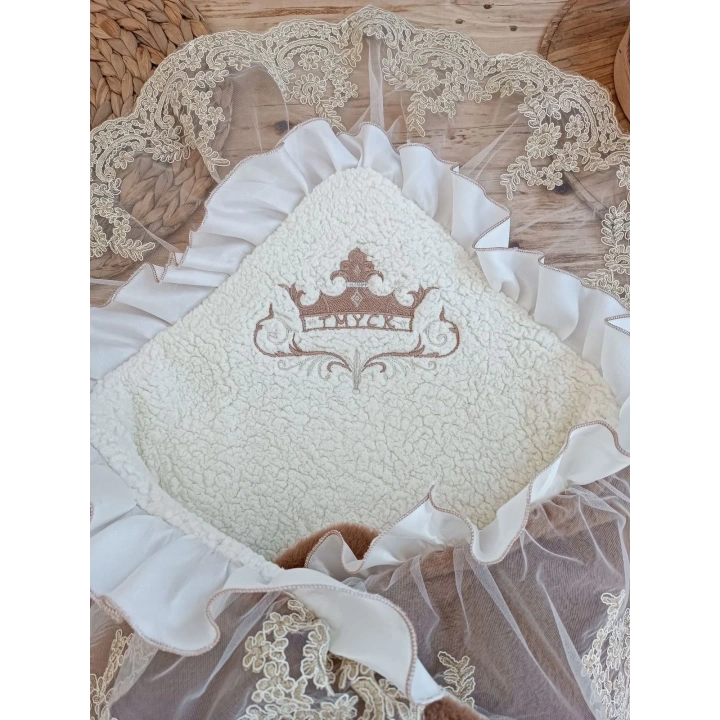 Yenidoğan Wool Yün Kumaş Taç Nakışlı Güpür Duvaklı Fiyonk Prizma Taş Unisex Kundak Bebek Battaniyesi Kahverengi