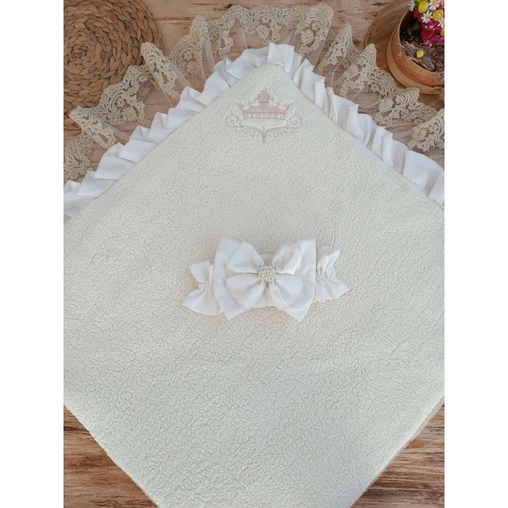 Yenidoğan Wool Yün Kumaş Taç Nakışlı Güpür Duvaklı Fiyonk Prizma Taş Unisex Kundak Bebek Battaniyesi Bej