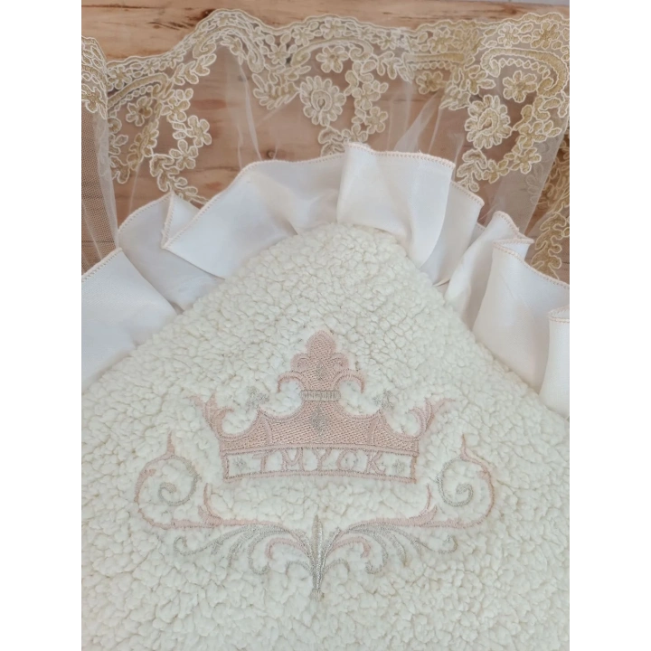Yenidoğan Wool Yün Kumaş Taç Nakışlı Güpür Duvaklı Fiyonk Prizma Taş Unisex Kundak Bebek Battaniyesi Bej