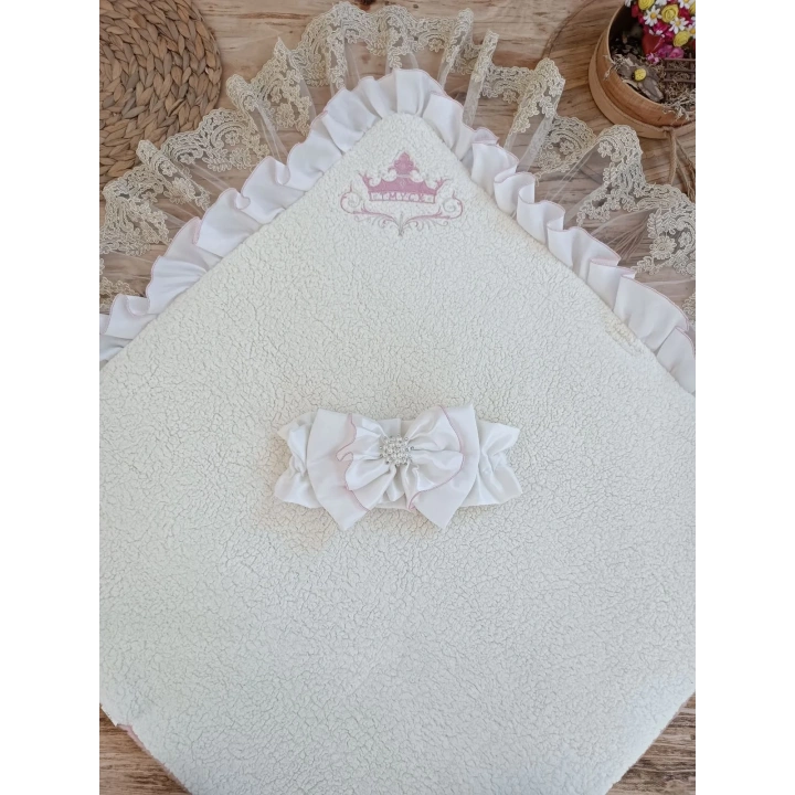 Yenidoğan Wool Yün Kumaş Taç Nakışlı Güpür Duvaklı Fiyonk Prizma Taş Unisex Kundak Bebek Battaniyesi Pembe