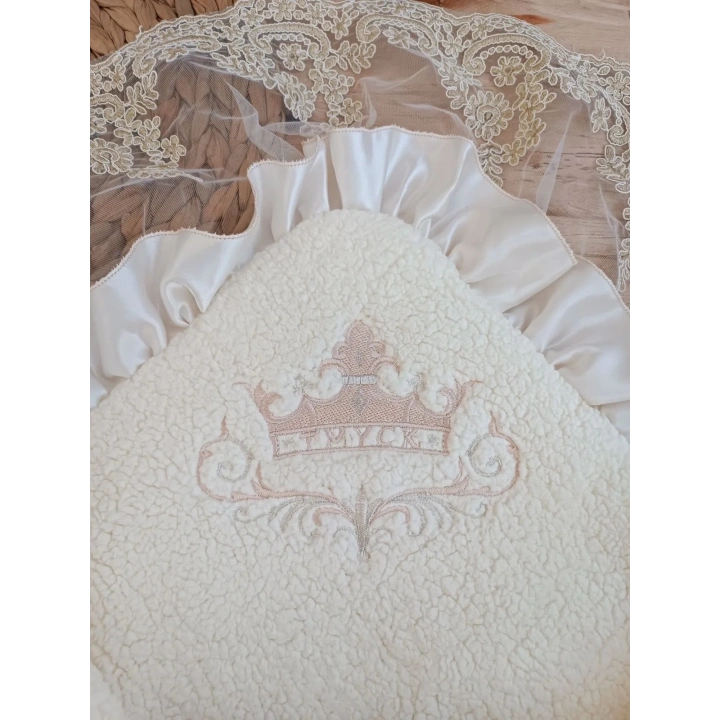 Yenidoğan Wool Yün Kumaş Taç Nakışlı Güpür Duvaklı Fiyonk Prizma Taş Unisex Kundak Bebek Battaniyesi Bej