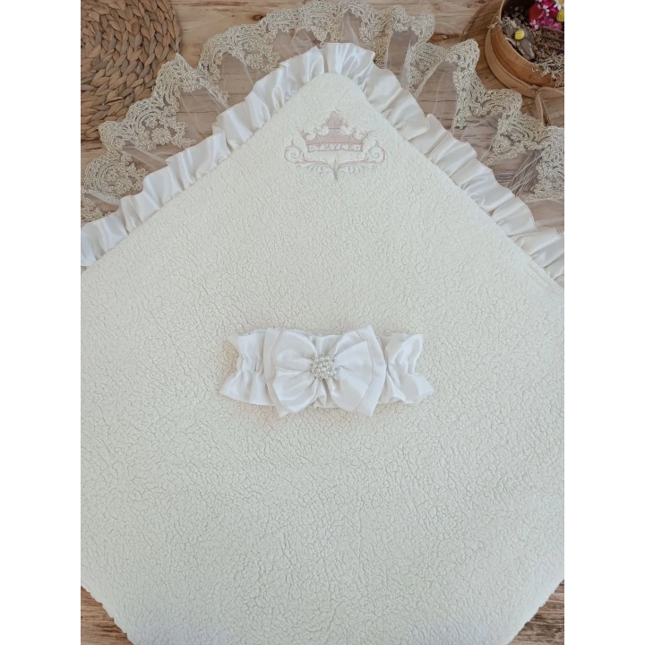 Yenidoğan Wool Yün Kumaş Taç Nakışlı Güpür Duvaklı Fiyonk Prizma Taş Unisex Kundak Bebek Battaniyesi Bej
